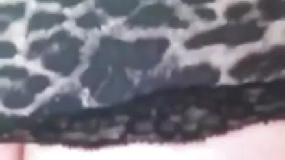 Ganda sialan pada Kamera hot kontol gede gadis muda
