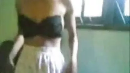 Sisi menikmati video nyepong sampai muncrat